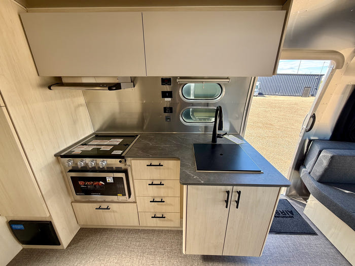 2025 Airstream Flying Cloud 27FBQ