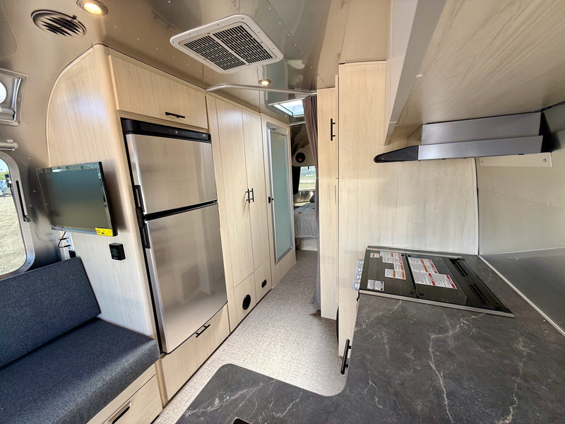 2025 Airstream Flying Cloud 27FBQ