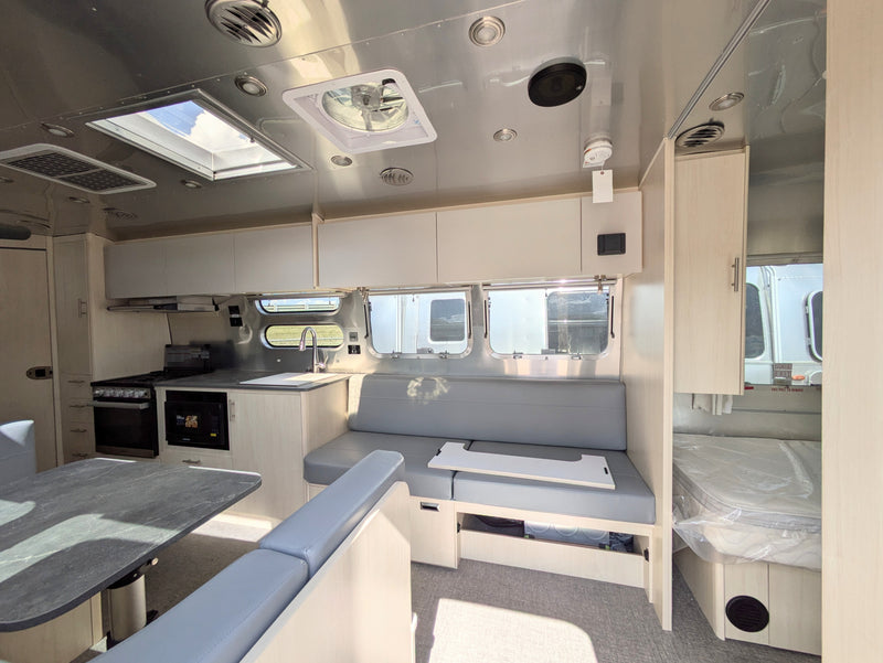 2024 Airstream Flying Cloud 30FB Bunk