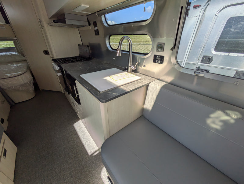 2024 Airstream Flying Cloud 30FB Bunk