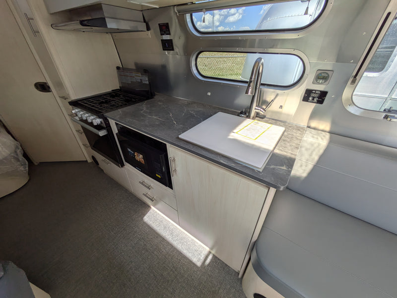 2024 Airstream Flying Cloud 30FB Bunk