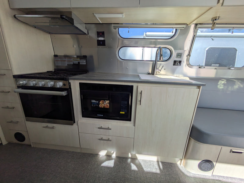 2024 Airstream Flying Cloud 30FB Bunk