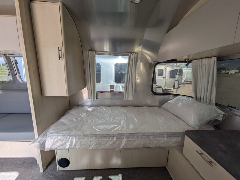 2024 Airstream Flying Cloud 30FB Bunk