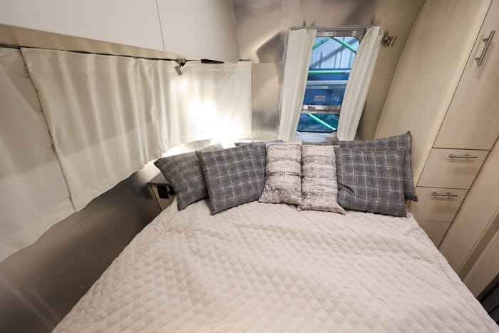 2025 Airstream Flying Cloud 25FBQ