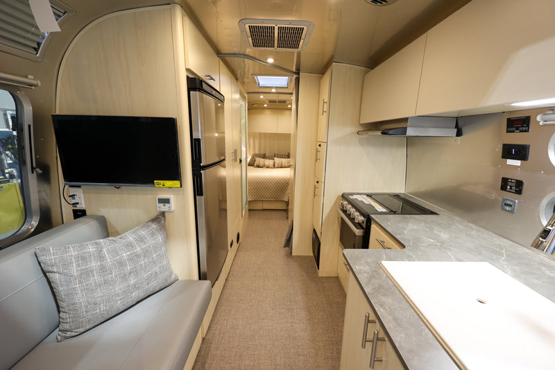 2025 Airstream Flying Cloud 27FBQ