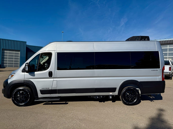 2025 Airstream Rangeline 23