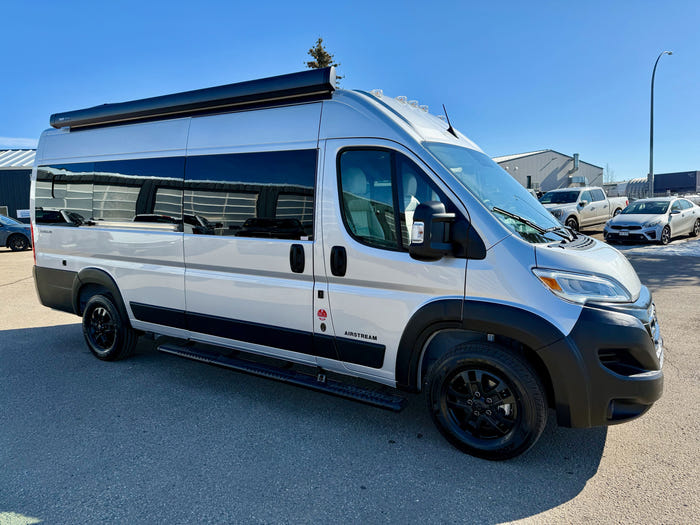 2025 Airstream Rangeline 23