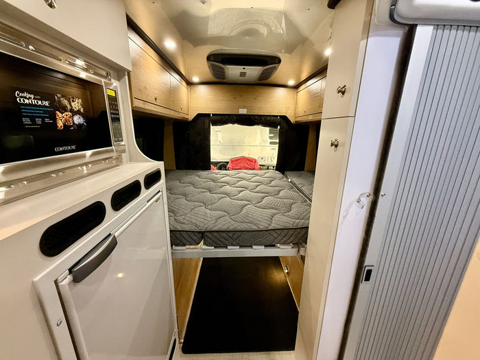 2025 Airstream Rangeline 23