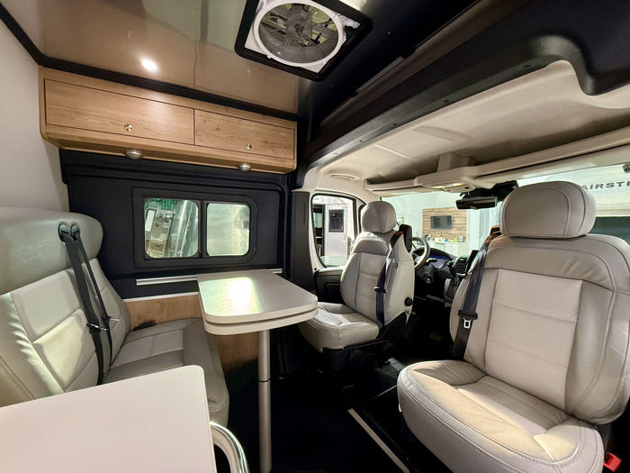 2025 Airstream Rangeline 23