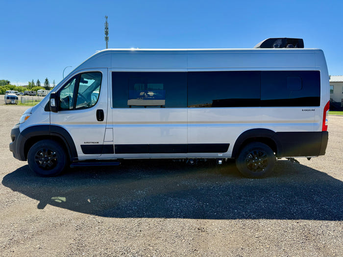 2025 Airstream Rangeline 23