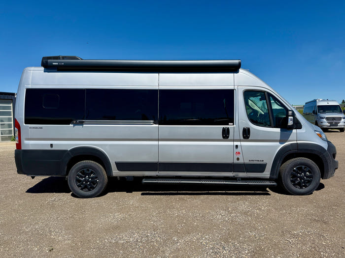 2025 Airstream Rangeline 23