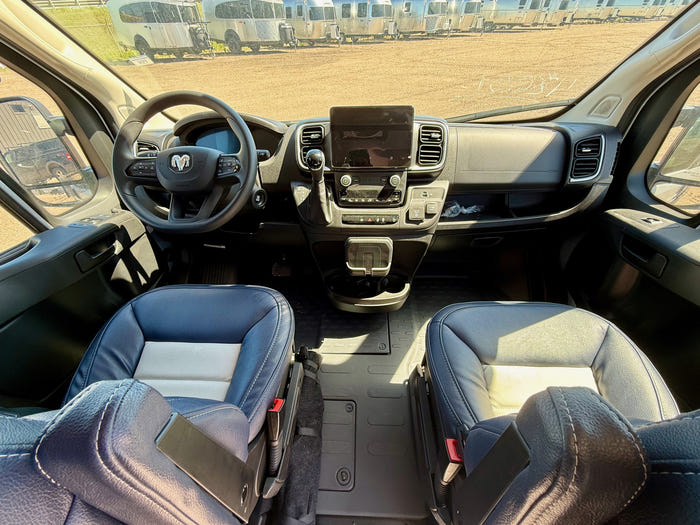 2025 Airstream Rangeline 23