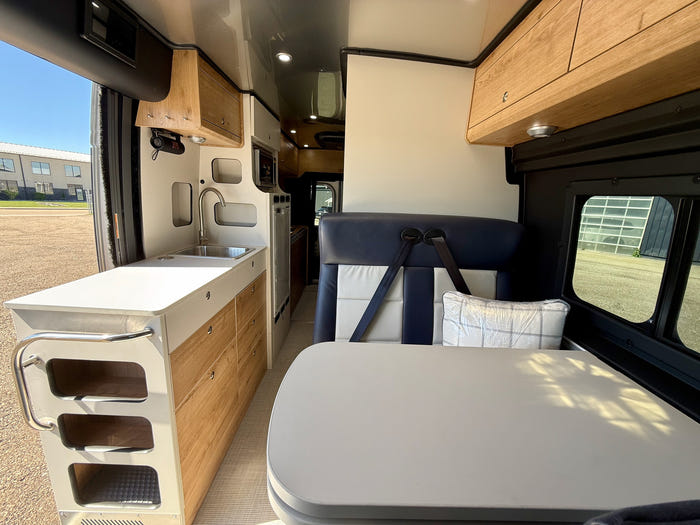 2025 Airstream Rangeline 23