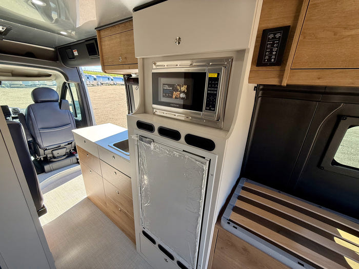 2025 Airstream Rangeline 23