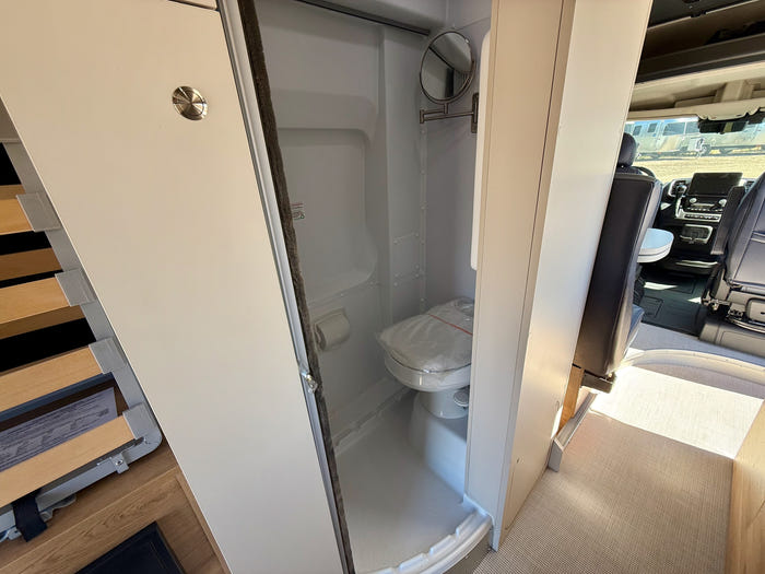 2025 Airstream Rangeline 23